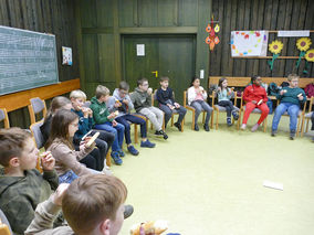 Symbolische Mantelteilung mit den Kommunionkindern (© Karl-Franz Thiede)